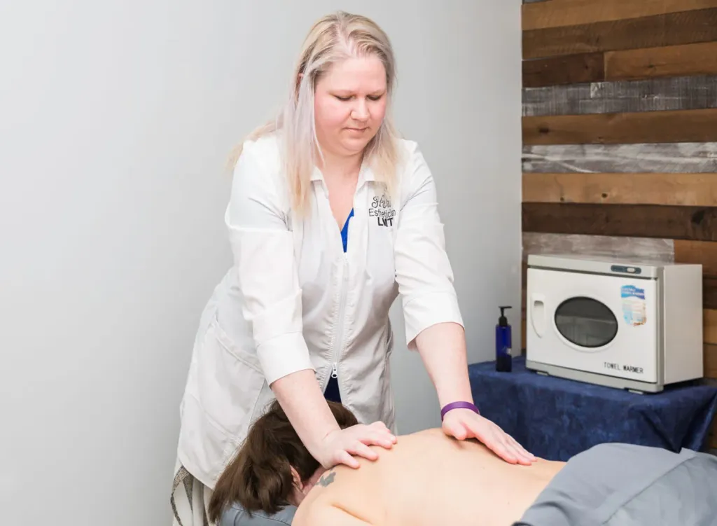 Hart Fandridge giving a back massage to a client in Hoschton, GA